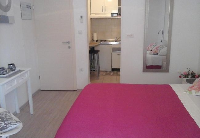 Studio in Hvar - Studioapartment in Hvar-Stadt mit Terrasse, Klimaanlage, W-LAN (4858-4) Studio in Hvar - Studioapartment in Hvar-Stadt mit Terrasse, Klimaanlage, W-LAN (4858-4)