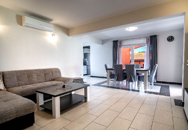 Ferienwohnung in Lopar - Ferienwohnung in Lopar mit Balkon, Klimaanlage, W-LAN, Waschmaschine (4885-1) Ferienwohnung in Lopar - Ferienwohnung in Lopar mit Balkon, Klimaanlage, W-LAN, Waschmaschine (4885-1)