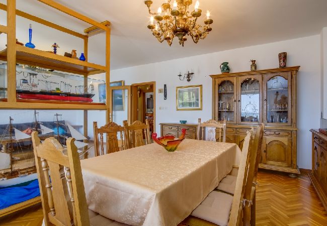 Ferienwohnung in Mali Lošinj - Ferienwohnung in Mali Lošinj mit Meerblick, Balkon, Klimaanlage, W-LAN (4896-4) Ferienwohnung in Mali Lošinj - Ferienwohnung in Mali Lošinj mit Meerblick, Balkon, Klimaanlage, W-LAN (4896-4)