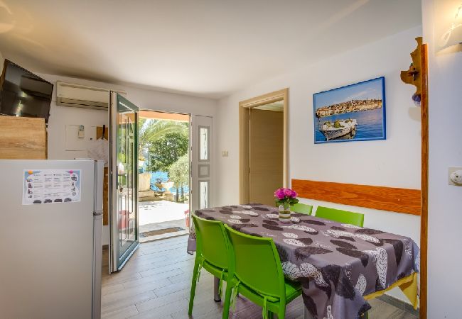 Ferienwohnung in Mali Lošinj - Ferienwohnung in Mali Lošinj mit Meerblick, Balkon, Klimaanlage, W-LAN (4896-3) Ferienwohnung in Mali Lošinj - Ferienwohnung in Mali Lošinj mit Meerblick, Balkon, Klimaanlage, W-LAN (4896-3)