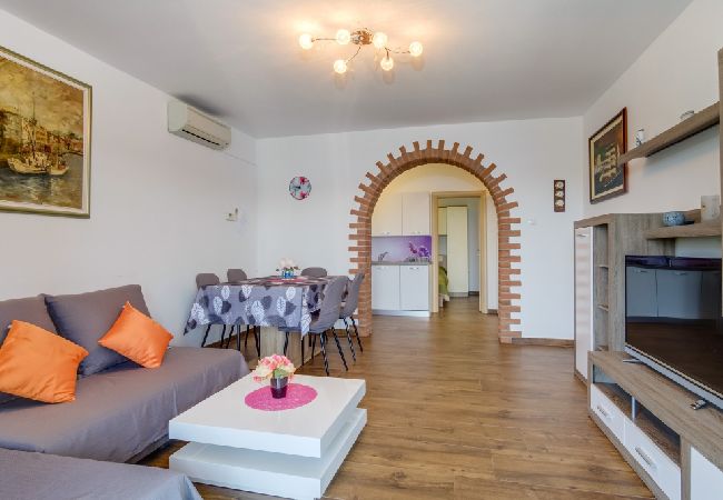 Ferienwohnung in Mali Lošinj - Ferienwohnung in Mali Lošinj mit Meerblick, Balkon, Klimaanlage, W-LAN (4896-2) Ferienwohnung in Mali Lošinj - Ferienwohnung in Mali Lošinj mit Meerblick, Balkon, Klimaanlage, W-LAN (4896-2)