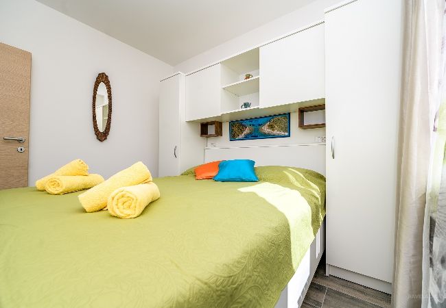 Ferienwohnung in Mali Lošinj - Ferienwohnung in Mali Lošinj mit Meerblick, Balkon, Klimaanlage, W-LAN (4896-1) Ferienwohnung in Mali Lošinj - Ferienwohnung in Mali Lošinj mit Meerblick, Balkon, Klimaanlage, W-LAN (4896-1)