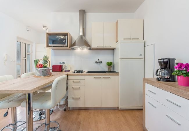 Ferienwohnung in Porec - Ferienwohnung in Poreč mit Terrasse, Klimaanlage, W-LAN, Waschmaschine (4928-8) Ferienwohnung in Porec - Ferienwohnung in Poreč mit Terrasse, Klimaanlage, W-LAN, Waschmaschine (4928-8)