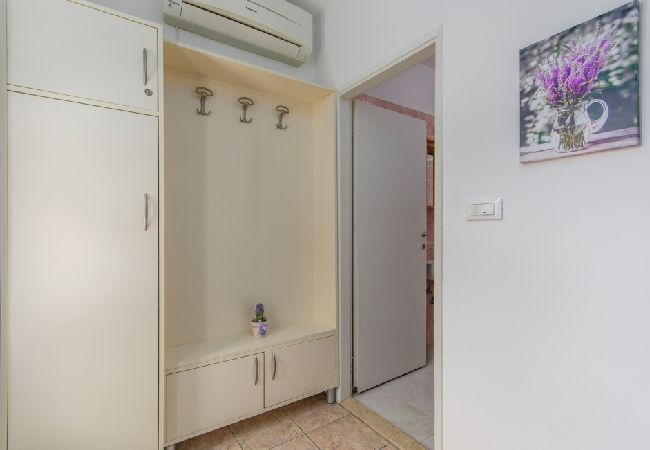 Ferienwohnung in Porec - Ferienwohnung in Poreč mit Terrasse, Klimaanlage, W-LAN, Waschmaschine (4928-8) Ferienwohnung in Porec - Ferienwohnung in Poreč mit Terrasse, Klimaanlage, W-LAN, Waschmaschine (4928-8)