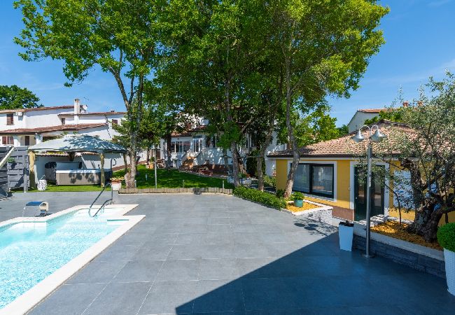 Ferienwohnung in Porec - Ferienwohnung in Poreč mit Terrasse, Klimaanlage, W-LAN, Waschmaschine (4928-8) Ferienwohnung in Porec - Ferienwohnung in Poreč mit Terrasse, Klimaanlage, W-LAN, Waschmaschine (4928-8)