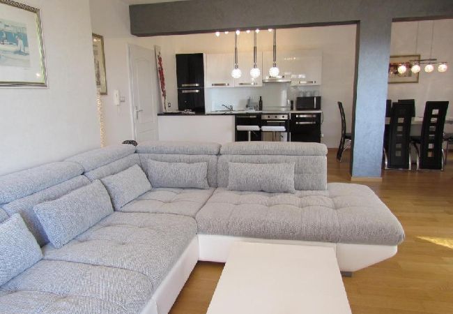 Ferienwohnung in Zambratija - Ferienwohnung in Zambratija mit Meerblick, Terrasse, Klimaanlage, W-LAN (4961-1) Ferienwohnung in Zambratija - Ferienwohnung in Zambratija mit Meerblick, Terrasse, Klimaanlage, W-LAN (4961-1)