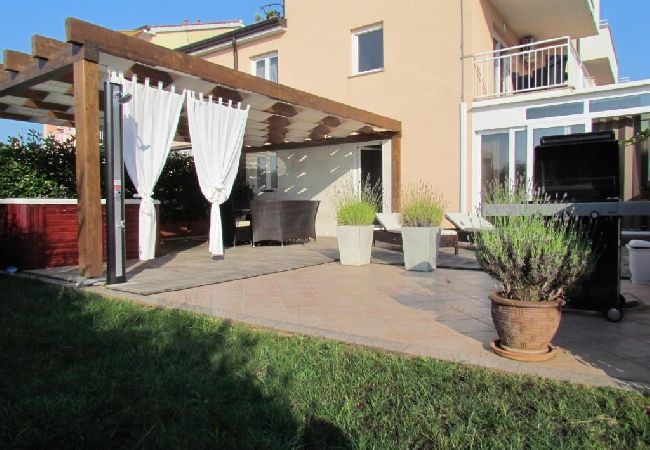 Ferienwohnung in Zambratija - Ferienwohnung in Zambratija mit Meerblick, Terrasse, Klimaanlage, W-LAN (4961-1) Ferienwohnung in Zambratija - Ferienwohnung in Zambratija mit Meerblick, Terrasse, Klimaanlage, W-LAN (4961-1)