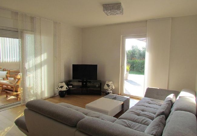 Ferienwohnung in Zambratija - Ferienwohnung in Zambratija mit Meerblick, Terrasse, Klimaanlage, W-LAN (4961-1) Ferienwohnung in Zambratija - Ferienwohnung in Zambratija mit Meerblick, Terrasse, Klimaanlage, W-LAN (4961-1)