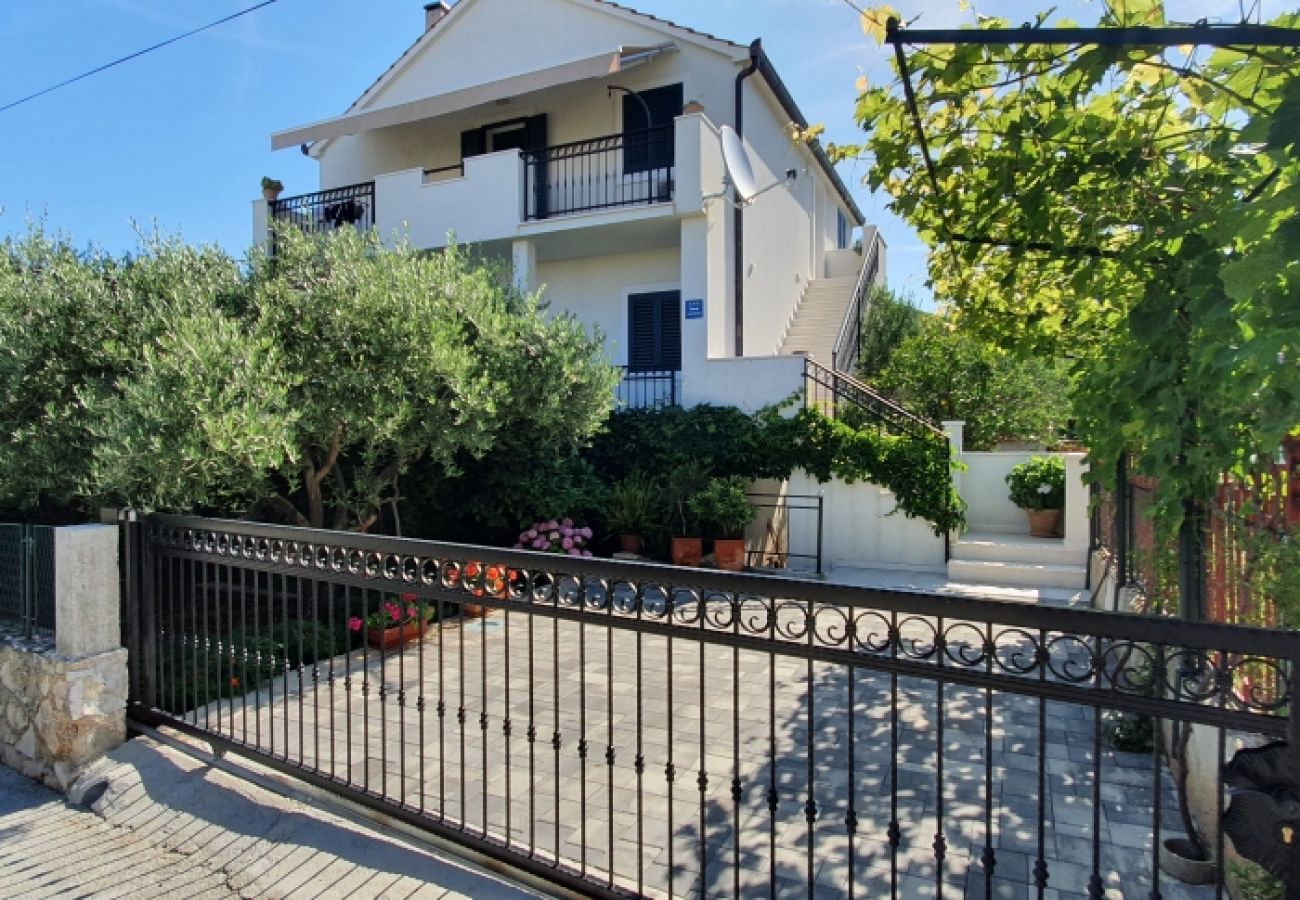 Ferienwohnung in Supetar - Ferienwohnung in Supetar mit Meerblick, Balkon, Klimaanlage, W-LAN (4998-1)