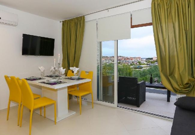 Ferienwohnung in Tribunj - Ferienwohnung in Tribunj mit Meerblick, Balkon, Klimaanlage, W-LAN (4953-3) Ferienwohnung in Tribunj - Ferienwohnung in Tribunj mit Meerblick, Balkon, Klimaanlage, W-LAN (4953-3)