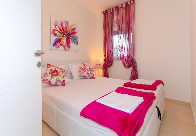 Ferienwohnung in Tribunj - Ferienwohnung in Tribunj mit Meerblick, Balkon, Klimaanlage, W-LAN (4953-3) Ferienwohnung in Tribunj - Ferienwohnung in Tribunj mit Meerblick, Balkon, Klimaanlage, W-LAN (4953-3)