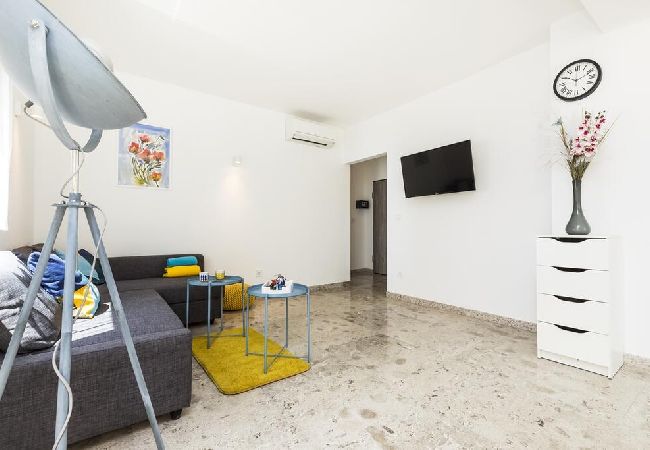 Ferienwohnung in Mali Lošinj - Ferienwohnung in Mali Lošinj mit Meerblick, Terrasse, Klimaanlage, W-LAN (4927-1) Ferienwohnung in Mali Lošinj - Ferienwohnung in Mali Lošinj mit Meerblick, Terrasse, Klimaanlage, W-LAN (4927-1)