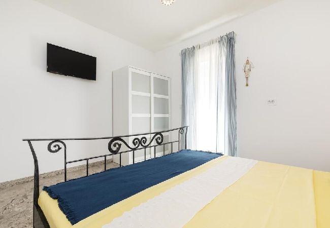 Ferienwohnung in Mali Lošinj - Ferienwohnung in Mali Lošinj mit Meerblick, Terrasse, Klimaanlage, W-LAN (4927-1) Ferienwohnung in Mali Lošinj - Ferienwohnung in Mali Lošinj mit Meerblick, Terrasse, Klimaanlage, W-LAN (4927-1)