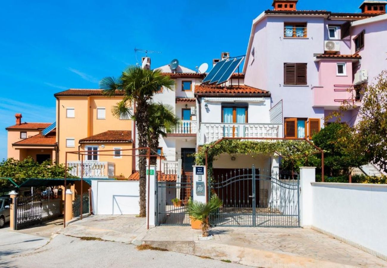 Ferienwohnung in Štinjan - Ferienwohnung in Štinjan mit Meerblick, Terrasse, Klimaanlage, W-LAN (5018-1)