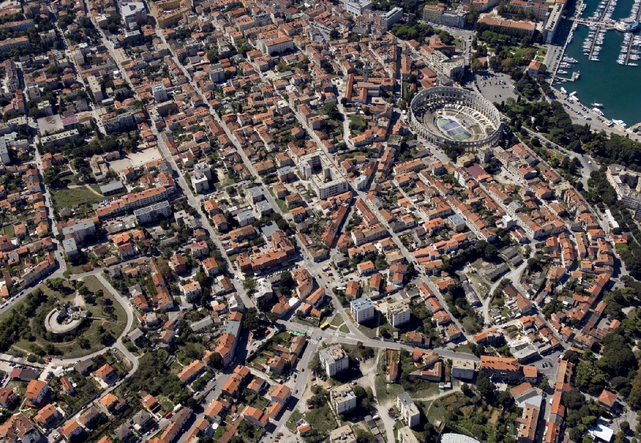 Ferienwohnung in Štinjan - Ferienwohnung in Štinjan mit Meerblick, Terrasse, Klimaanlage, W-LAN (5018-1)