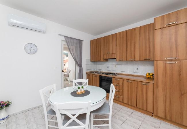 Ferienwohnung in Supetar - Ferienwohnung in Supetar mit Terrasse, Klimaanlage, W-LAN (3553-4) Ferienwohnung in Supetar - Ferienwohnung in Supetar mit Terrasse, Klimaanlage, W-LAN (3553-4)