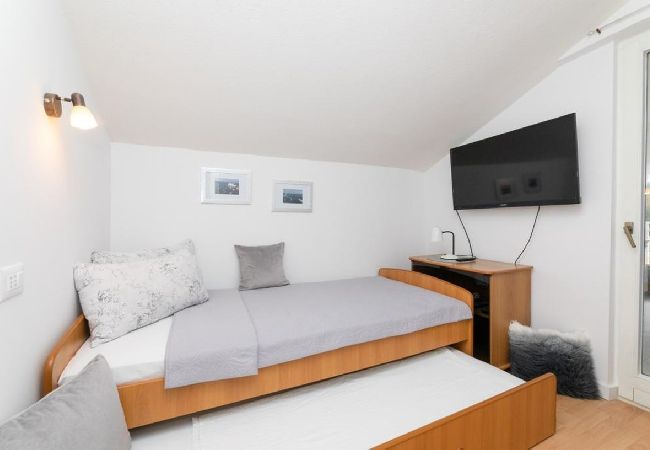 Ferienwohnung in Supetar - Ferienwohnung in Supetar mit Terrasse, Klimaanlage, W-LAN (3553-4) Ferienwohnung in Supetar - Ferienwohnung in Supetar mit Terrasse, Klimaanlage, W-LAN (3553-4)