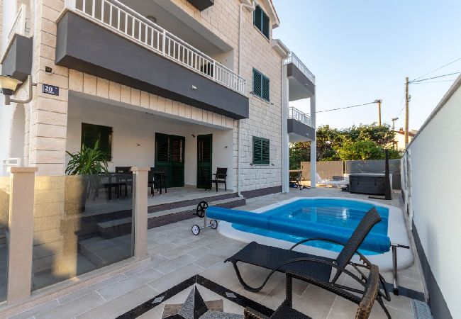 Ferienwohnung in Supetar - Ferienwohnung in Supetar mit Terrasse, Klimaanlage, W-LAN (3553-4) Ferienwohnung in Supetar - Ferienwohnung in Supetar mit Terrasse, Klimaanlage, W-LAN (3553-4)