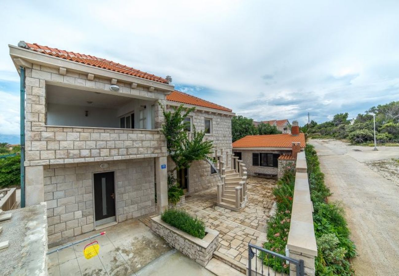 Ferienwohnung in Povlja - Ferienwohnung in Povlja mit Meerblick, Terrasse, Klimaanlage, W-LAN (4991-2)