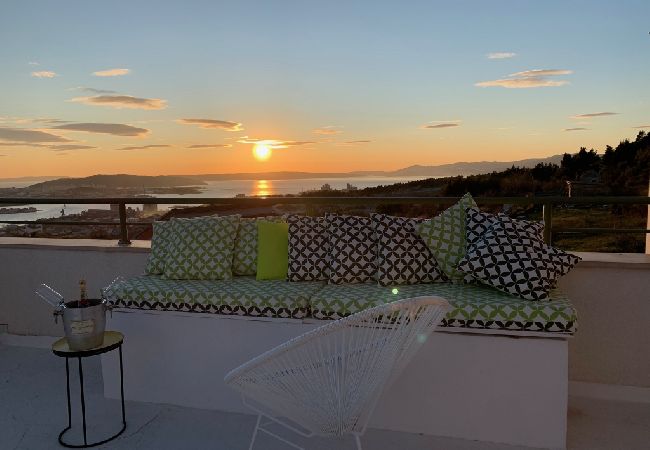 Ferienhaus in Split - Ferienhaus in Split mit Meerblick, Terrasse, Klimaanlage, W-LAN (4937-1) Ferienhaus in Split - Ferienhaus in Split mit Meerblick, Terrasse, Klimaanlage, W-LAN (4937-1)