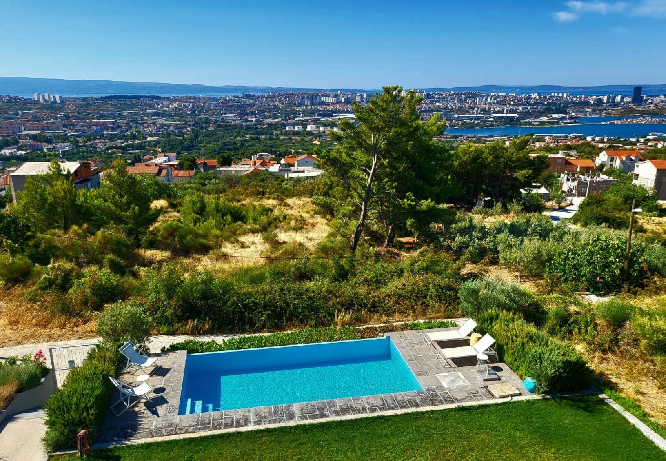 Ferienhaus in Split - Ferienhaus in Split mit Meerblick, Terrasse, Klimaanlage, W-LAN (4937-1)