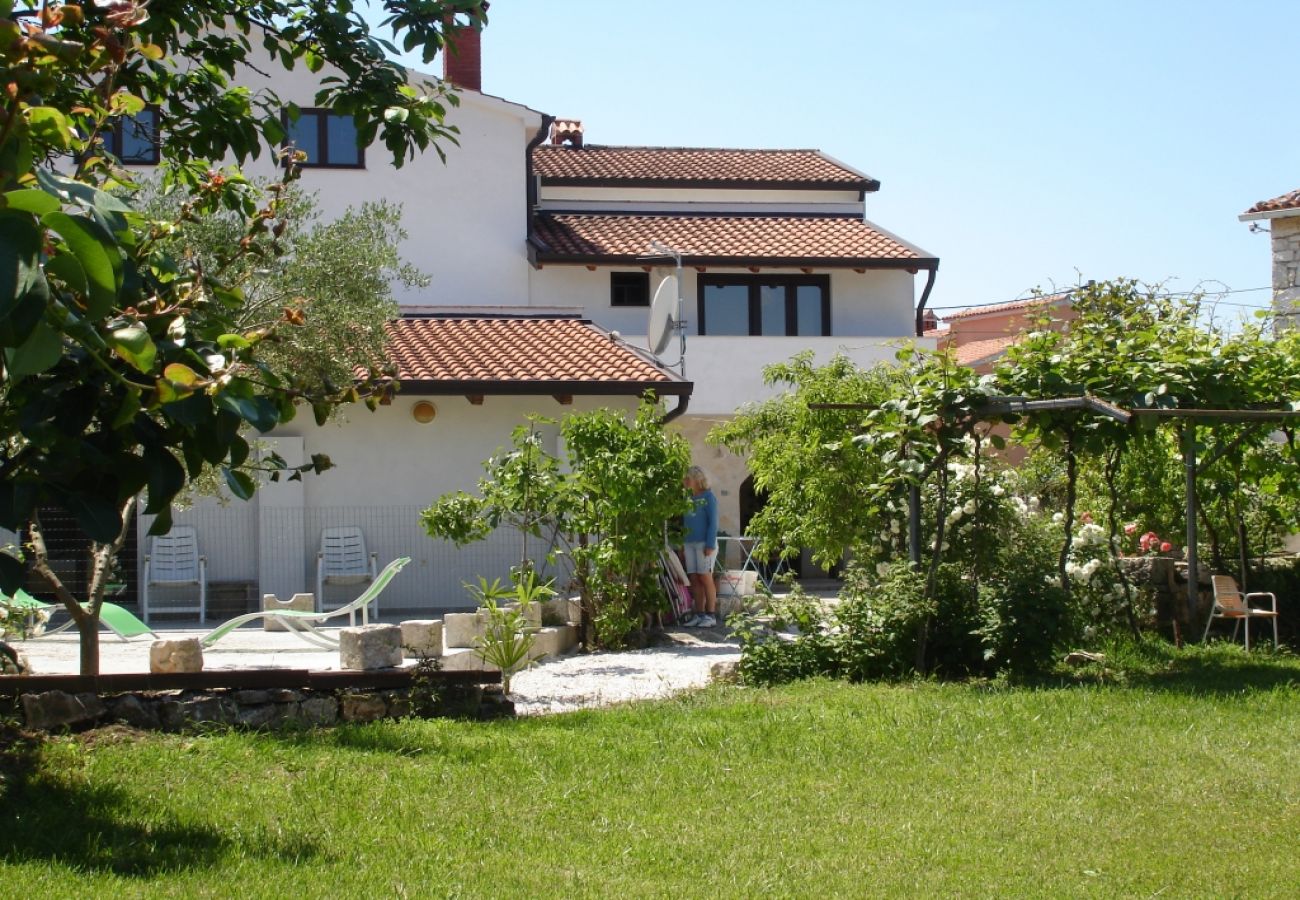 Ferienwohnung in Funtana - Ferienwohnung in Funtana mit Balkon, Klimaanlage, W-LAN, Waschmaschine (4982-3)