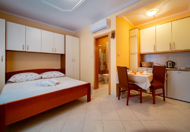 Studio in Lopar - Studioapartment in Lopar mit Klimaanlage, W-LAN (4886-5) Studio in Lopar - Studioapartment in Lopar mit Klimaanlage, W-LAN (4886-5)