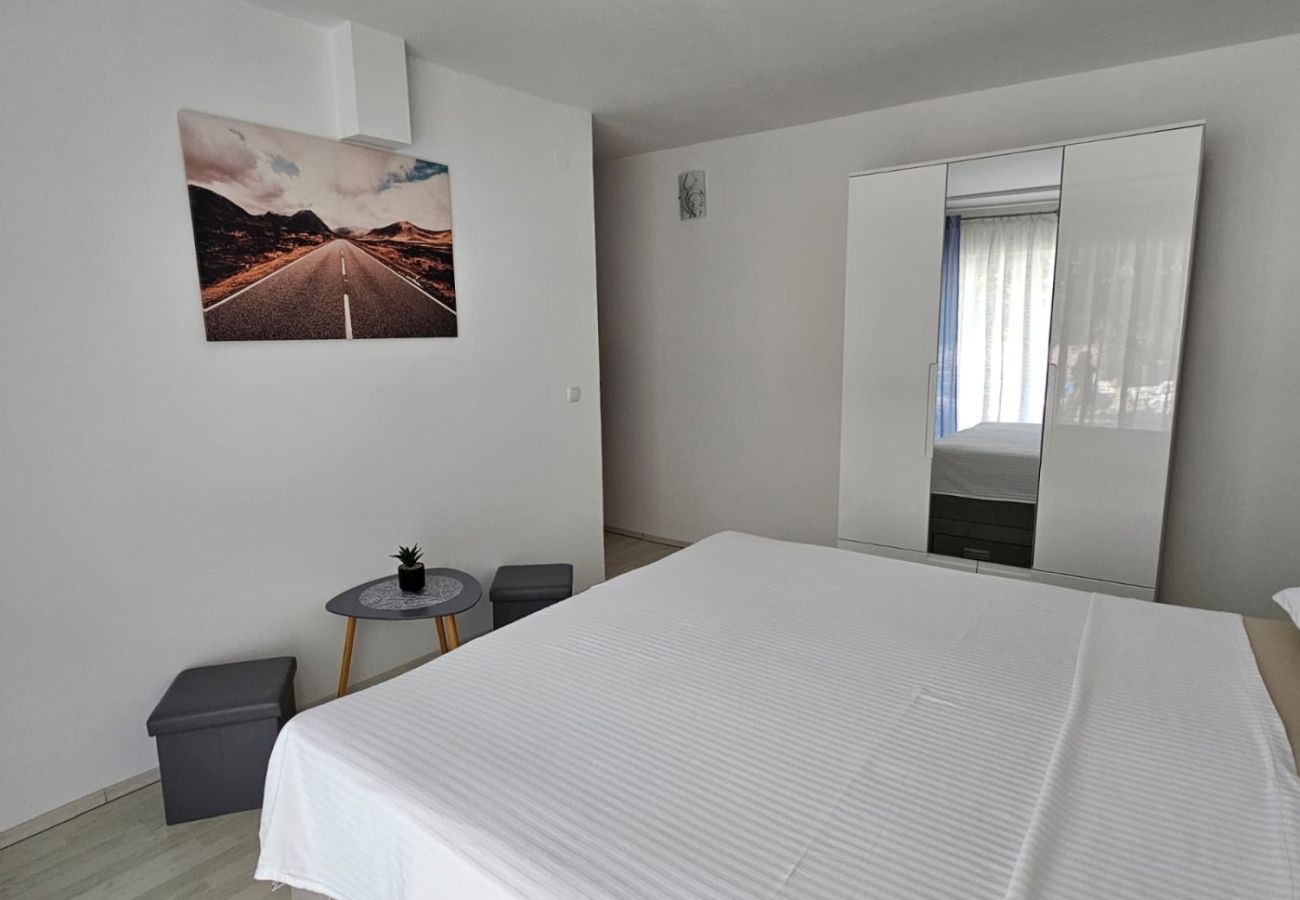 Ferienwohnung in Tribunj - Ferienwohnung in Tribunj mit Terrasse, Klimaanlage, W-LAN (5034-1)