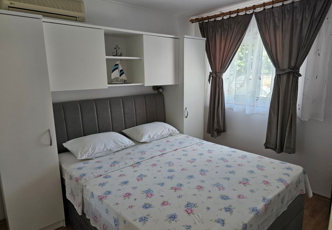 Ferienwohnung in Tribunj - Ferienwohnung in Tribunj mit Terrasse, Klimaanlage, W-LAN (5034-1)