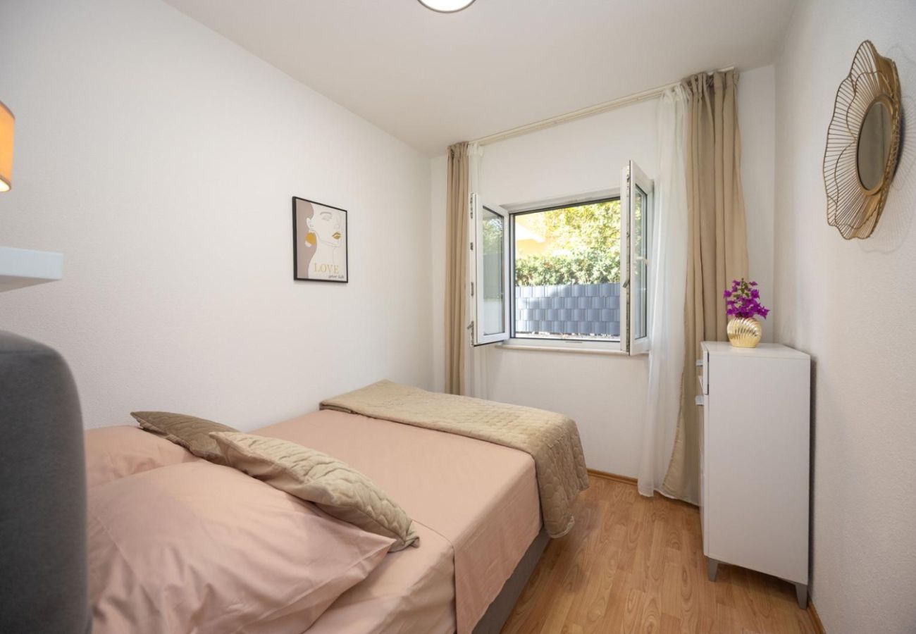 Ferienwohnung in Okrug Gornji - Ferienwohnung in Okrug Gornji mit Meerblick, Balkon, Klimaanlage, W-LAN (5049-2)