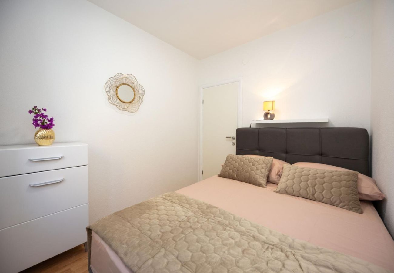 Ferienwohnung in Okrug Gornji - Ferienwohnung in Okrug Gornji mit Meerblick, Klimaanlage, W-LAN, Waschmaschine (5049-1)