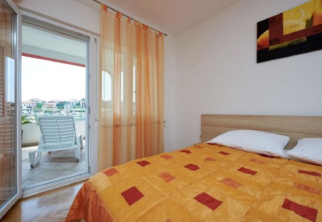 Ferienwohnung in Seget Vranjica - Ferienwohnung in Seget Vranjica mit Meerblick, Terrasse, Klimaanlage, W-LAN (5052-5) Ferienwohnung in Seget Vranjica - Ferienwohnung in Seget Vranjica mit Meerblick, Terrasse, Klimaanlage, W-LAN (5052-5)