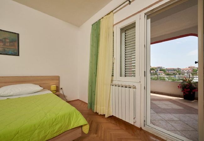 Ferienwohnung in Seget Vranjica - Ferienwohnung in Seget Vranjica mit Meerblick, Terrasse, Klimaanlage, W-LAN (5052-5) Ferienwohnung in Seget Vranjica - Ferienwohnung in Seget Vranjica mit Meerblick, Terrasse, Klimaanlage, W-LAN (5052-5)