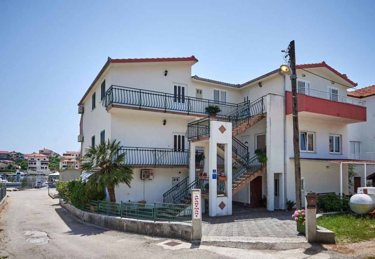 Ferienwohnung in Seget Vranjica - Ferienwohnung in Seget Vranjica mit Meerblick, Balkon, Klimaanlage, W-LAN (5052-4)