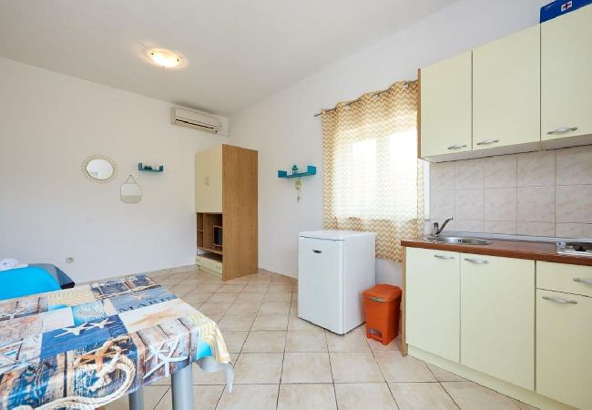 Studio in Seget Vranjica - Studioapartment in Seget Vranjica mit Terrasse, Klimaanlage, W-LAN, Waschmaschine (5052-2) Studio in Seget Vranjica - Studioapartment in Seget Vranjica mit Terrasse, Klimaanlage, W-LAN, Waschmaschine (5052-2)