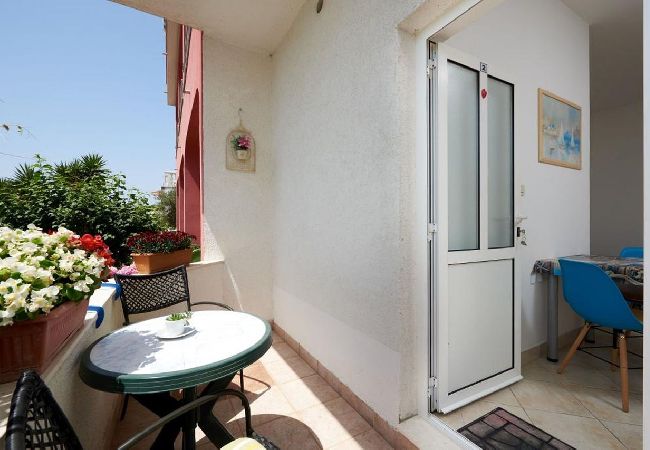 Studio in Seget Vranjica - Studioapartment in Seget Vranjica mit Terrasse, Klimaanlage, W-LAN, Waschmaschine (5052-2) Studio in Seget Vranjica - Studioapartment in Seget Vranjica mit Terrasse, Klimaanlage, W-LAN, Waschmaschine (5052-2)