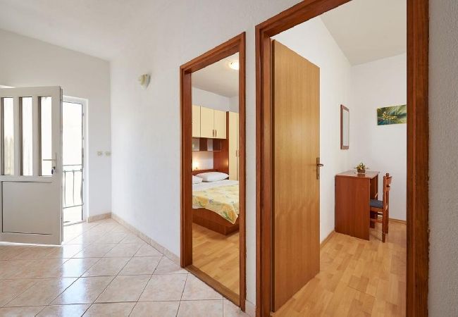 Ferienwohnung in Seget Vranjica - Ferienwohnung in Seget Vranjica mit Meerblick, Balkon, Klimaanlage, W-LAN (5052-3) Ferienwohnung in Seget Vranjica - Ferienwohnung in Seget Vranjica mit Meerblick, Balkon, Klimaanlage, W-LAN (5052-3)