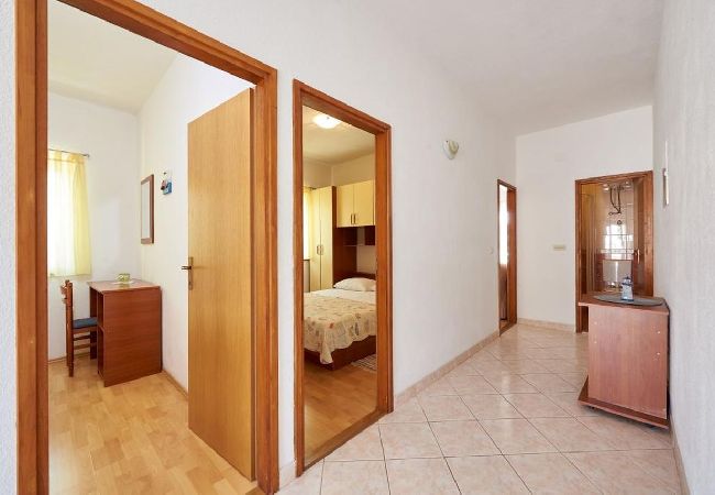 Ferienwohnung in Seget Vranjica - Ferienwohnung in Seget Vranjica mit Meerblick, Balkon, Klimaanlage, W-LAN (5052-3) Ferienwohnung in Seget Vranjica - Ferienwohnung in Seget Vranjica mit Meerblick, Balkon, Klimaanlage, W-LAN (5052-3)