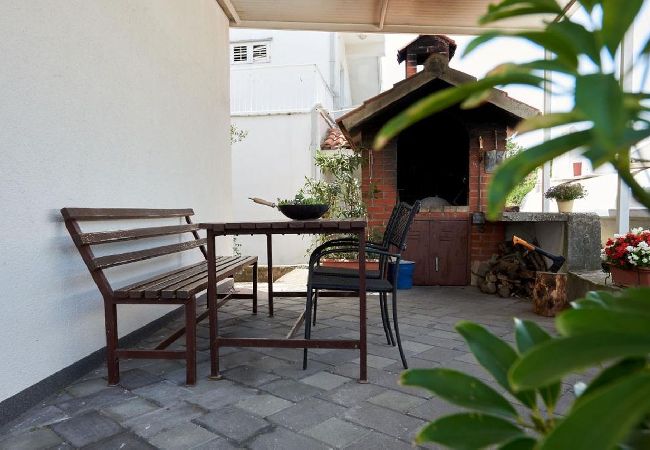 Ferienwohnung in Seget Vranjica - Ferienwohnung in Seget Vranjica mit Meerblick, Balkon, Klimaanlage, W-LAN (5052-3) Ferienwohnung in Seget Vranjica - Ferienwohnung in Seget Vranjica mit Meerblick, Balkon, Klimaanlage, W-LAN (5052-3)