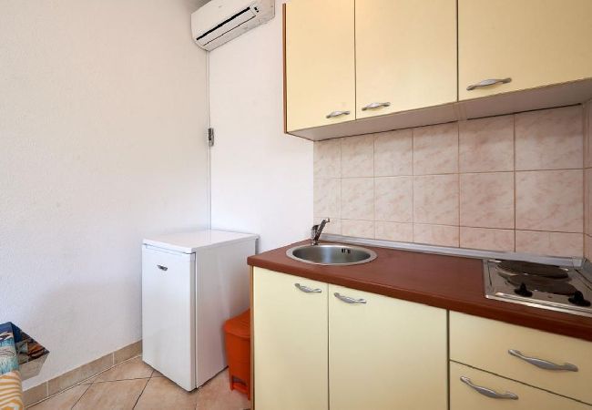 Studio in Seget Vranjica - Studioapartment in Seget Vranjica mit Terrasse, Klimaanlage, W-LAN, Waschmaschine (5052-1) Studio in Seget Vranjica - Studioapartment in Seget Vranjica mit Terrasse, Klimaanlage, W-LAN, Waschmaschine (5052-1)