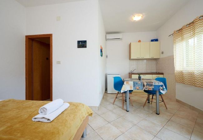 Studio in Seget Vranjica - Studioapartment in Seget Vranjica mit Terrasse, Klimaanlage, W-LAN, Waschmaschine (5052-1) Studio in Seget Vranjica - Studioapartment in Seget Vranjica mit Terrasse, Klimaanlage, W-LAN, Waschmaschine (5052-1)