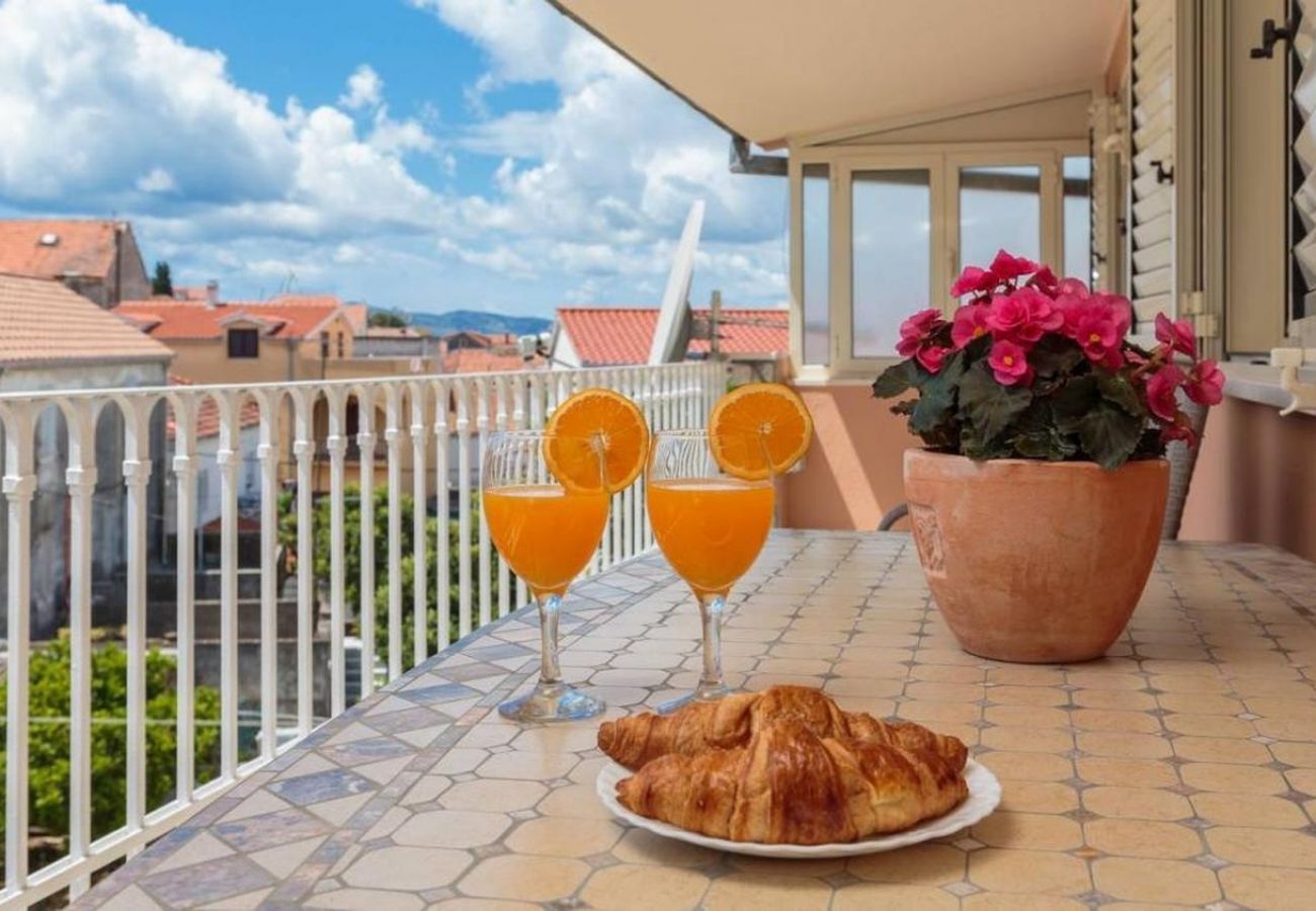 Ferienwohnung in Trogir - Ferienwohnung in Trogir mit Meerblick, Balkon, Klimaanlage, W-LAN (5058-1)