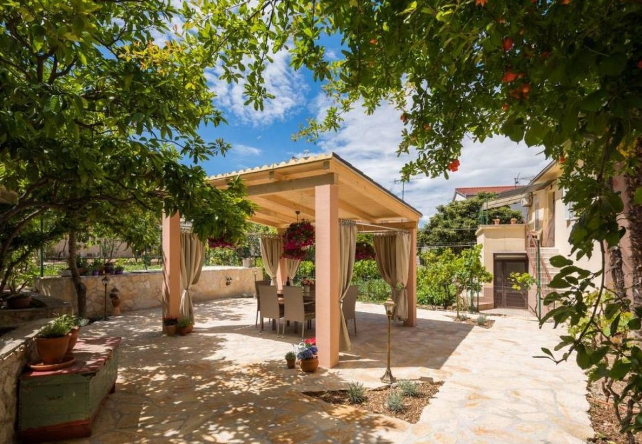 Ferienwohnung in Trogir - Ferienwohnung in Trogir mit Meerblick, Balkon, Klimaanlage, W-LAN (5058-1)