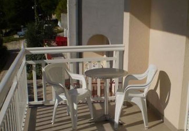 Ferienwohnung in Duce - Ferienwohnung in Duće mit Meerblick, Balkon, Klimaanlage, W-LAN (5060-1) Ferienwohnung in Duce - Ferienwohnung in Duće mit Meerblick, Balkon, Klimaanlage, W-LAN (5060-1)