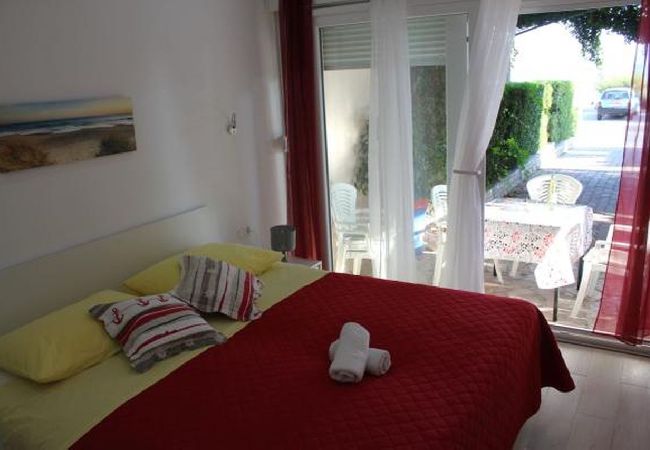 Ferienwohnung in Duce - Ferienwohnung in Duće mit Terrasse, Klimaanlage, W-LAN (5061-1) Ferienwohnung in Duce - Ferienwohnung in Duće mit Terrasse, Klimaanlage, W-LAN (5061-1)