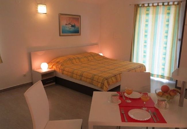 Studio in Orebic - Studioapartment in Orebić mit Meerblick, Balkon, Klimaanlage, W-LAN (4202-1) Studio in Orebic - Studioapartment in Orebić mit Meerblick, Balkon, Klimaanlage, W-LAN (4202-1)