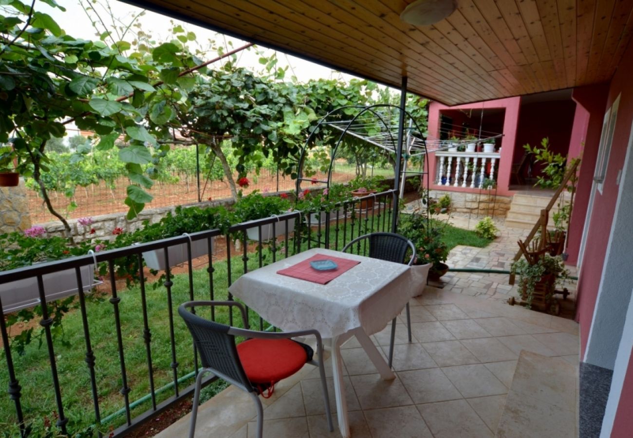 Studio in Vrvari - Studioapartment in Vrvari mit Terrasse, Klimaanlage, W-LAN, Waschmaschine (664-4)