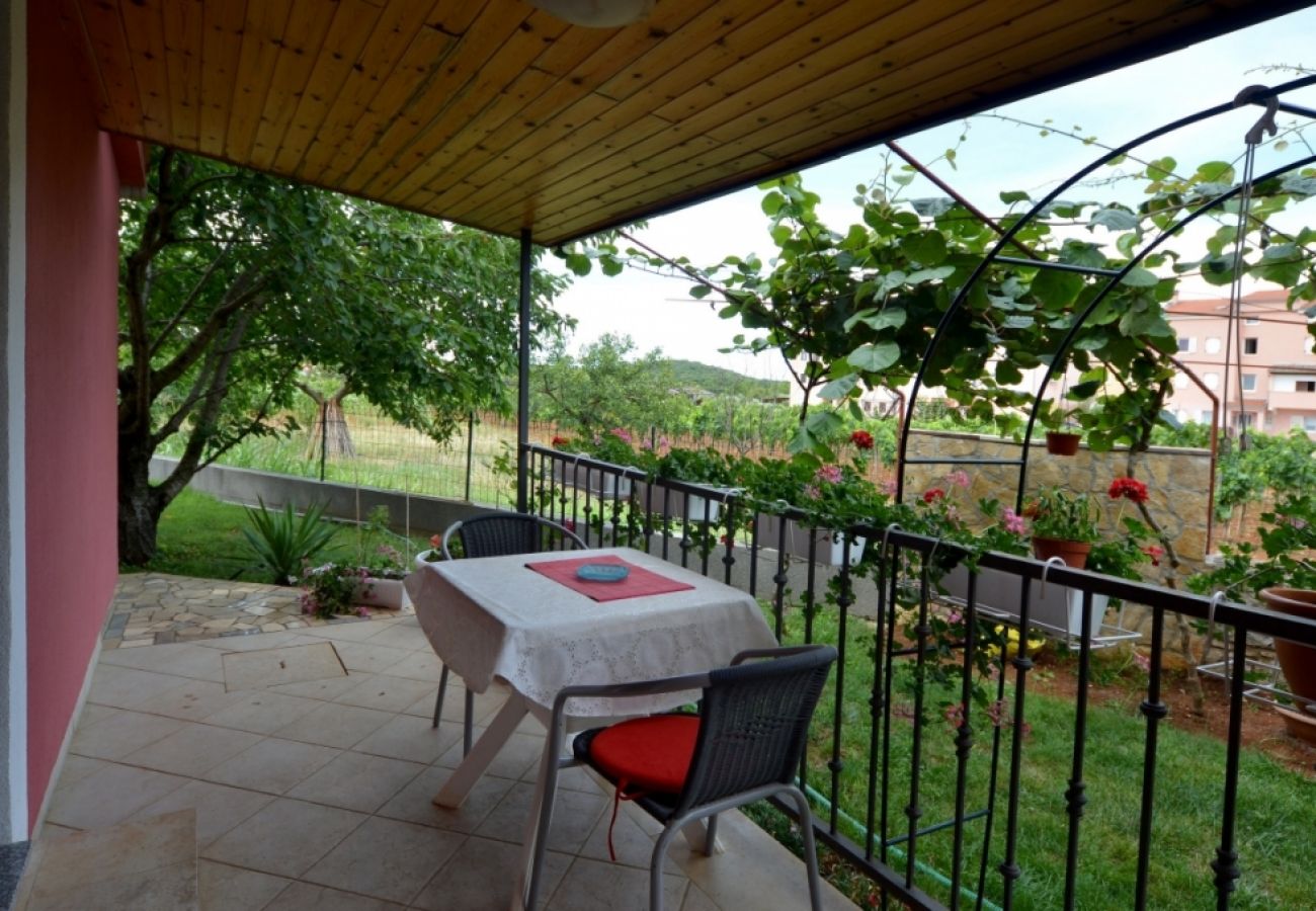 Studio in Vrvari - Studioapartment in Vrvari mit Terrasse, Klimaanlage, W-LAN, Waschmaschine (664-4)