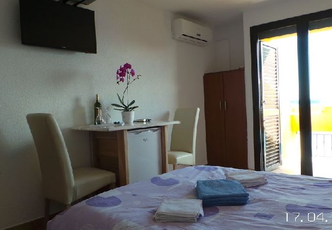 Zimmeranmietung in Rovinj - Zimmer in Rovinj mit Meerblick, Balkon, Klimaanlage, W-LAN (81-1) Zimmeranmietung in Rovinj - Zimmer in Rovinj mit Meerblick, Balkon, Klimaanlage, W-LAN (81-1)