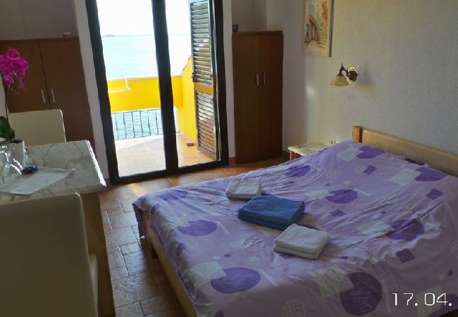 Zimmeranmietung in Rovinj - Zimmer in Rovinj mit Meerblick, Balkon, Klimaanlage, W-LAN (81-1) Zimmeranmietung in Rovinj - Zimmer in Rovinj mit Meerblick, Balkon, Klimaanlage, W-LAN (81-1)
